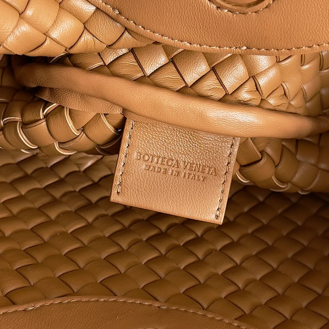 Batch 1760 BOTTEGA VENETA's new mini COBBLE bag. This season's mini Cobble series brings a new style of handbag. The body of the bag resembles the shape of a "Yuanbao", giving you good luck throughout autumn and winter! This Yuanbao bag is made of three pieces of quilted cotton and has an unlined body, showing its quiet power. The bag is carefully designed to create a three-dimensional look. The joints and edges are decorated with lambskin strips to create a sense of simplicity. The handbag is not lined, so you can directly appreciate the consistent lambskin on the outside and inside. It is beautiful both inside and outside. The top handle of this handbag is made of leather-wrapped rope and is quite sturdy. The detachable shoulder strap is secured by a leather buckle inside the bag. Can be carried by hand, carried on the shoulder or cross-body, very easy to match! Style number: 805739 Size: 23*11*8cm